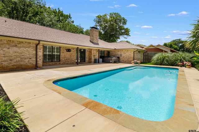 2209 Monica Ln, Palestine, TX 75803