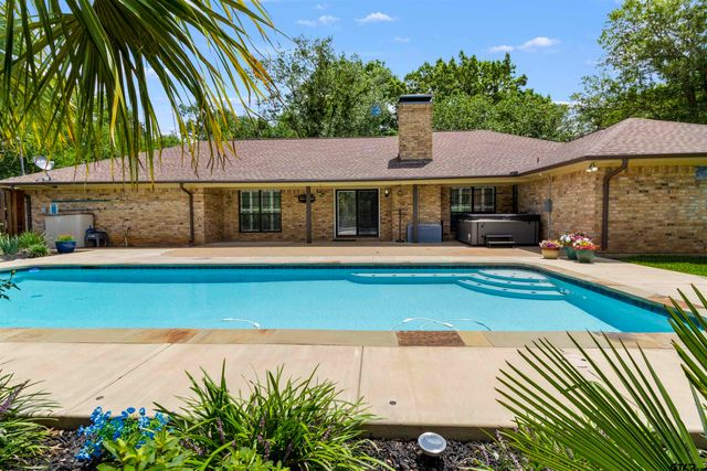 2209 Monica Ln, Palestine, TX 75803