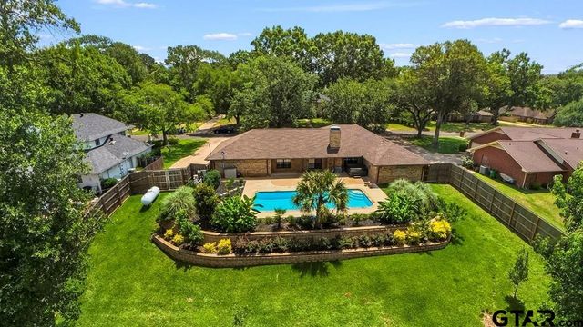 2209 Monica Ln, Palestine, TX 75803
