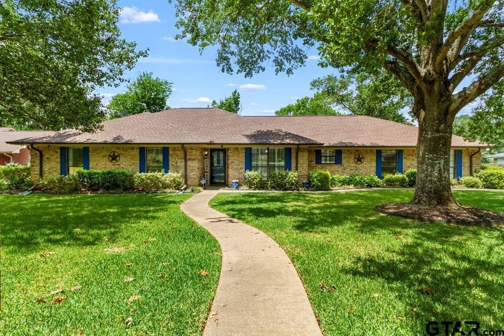 2209 Monica Ln, Palestine, TX 75803