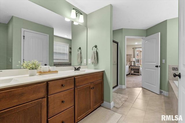801 Kellan Drive, Chatham, IL 62629