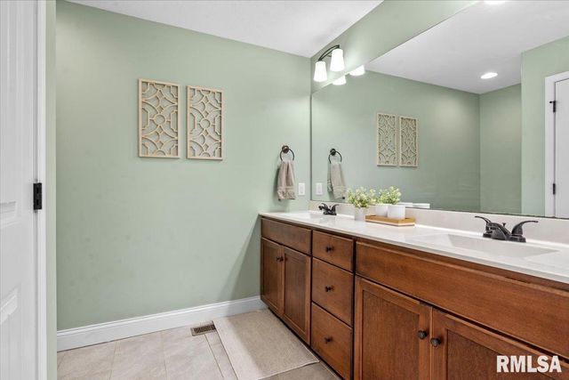 801 Kellan Drive, Chatham, IL 62629