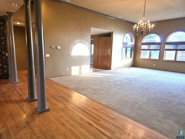 1001 E Ridge Rd Road, Sioux Falls, SD 57105