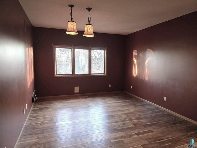 1001 E Ridge Rd Road, Sioux Falls, SD 57105