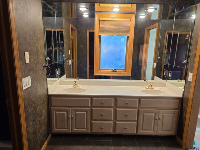 1001 E Ridge Rd Road, Sioux Falls, SD 57105