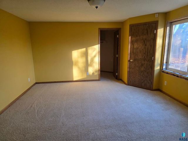 1001 E Ridge Rd Road, Sioux Falls, SD 57105