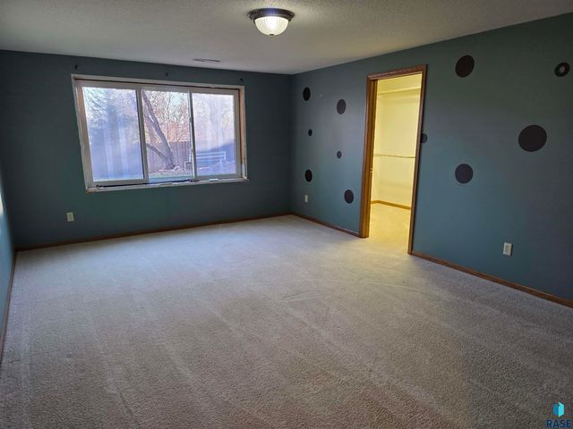 1001 E Ridge Rd Road, Sioux Falls, SD 57105