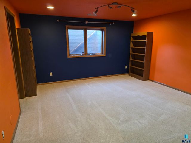 1001 E Ridge Rd Road, Sioux Falls, SD 57105