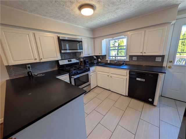 118 Center Avenue, Middletown, RI 02842