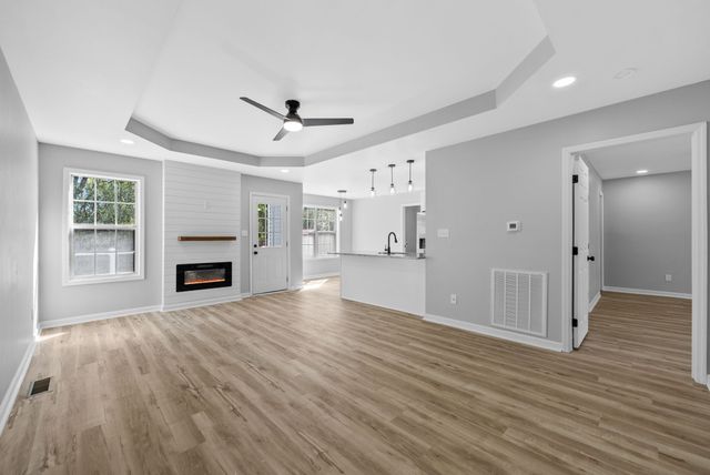 8635 Kingman Ct, Oak Grove, KY 42262