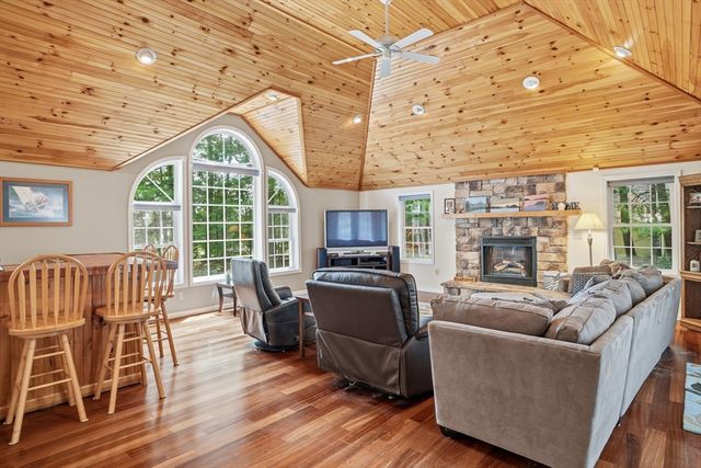 20 Emerald St, Tyngsborough, MA 01879