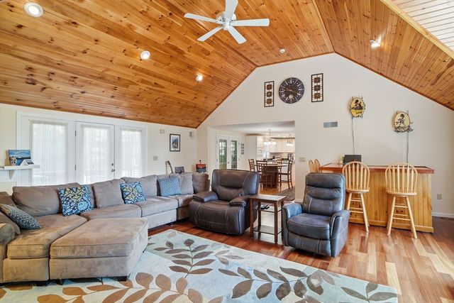 20 Emerald St, Tyngsborough, MA 01879