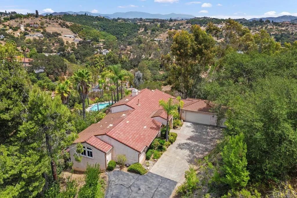 2718 Via Del Robles, Fallbrook, CA 92028