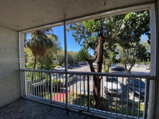 8421 NW 8th St 203, Miami, FL 33126