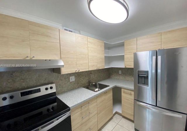 8421 NW 8th St 203, Miami, FL 33126