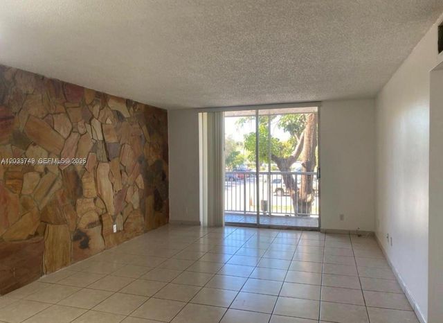 8421 NW 8th St 203, Miami, FL 33126