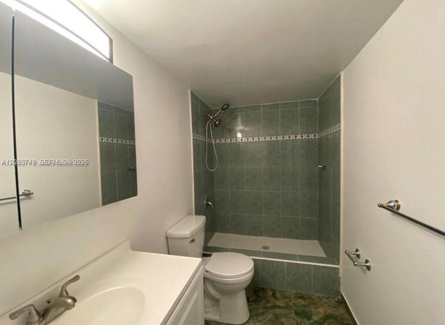 8421 NW 8th St 203, Miami, FL 33126