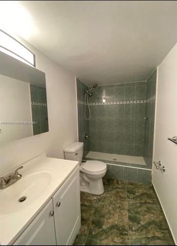 8421 NW 8th St 203, Miami, FL 33126