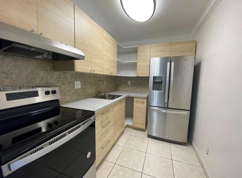 8421 NW 8th St 203, Miami, FL 33126