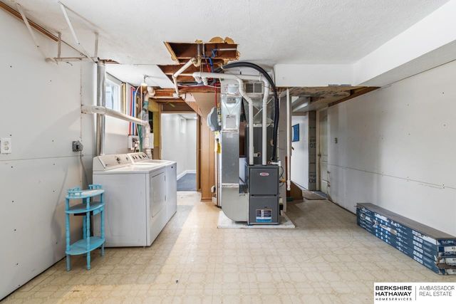 2408 Chandler Road E, Bellevue, NE 68005