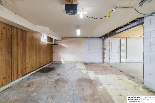 2408 Chandler Road E, Bellevue, NE 68005