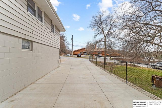 2408 Chandler Road E, Bellevue, NE 68005