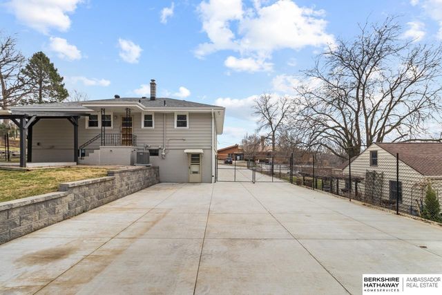 2408 Chandler Road E, Bellevue, NE 68005