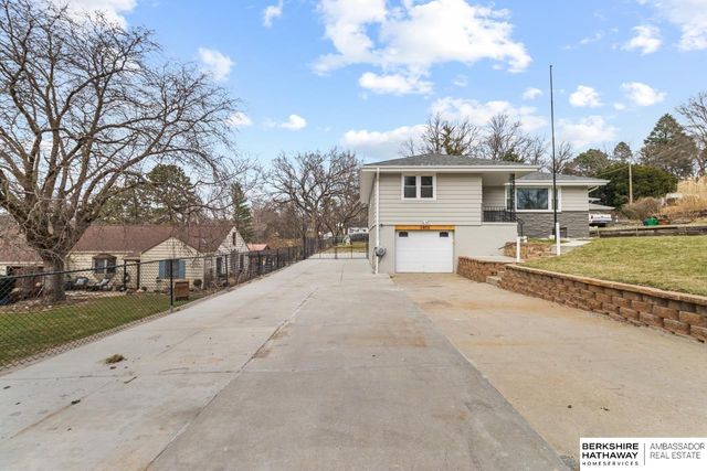2408 Chandler Road E, Bellevue, NE 68005