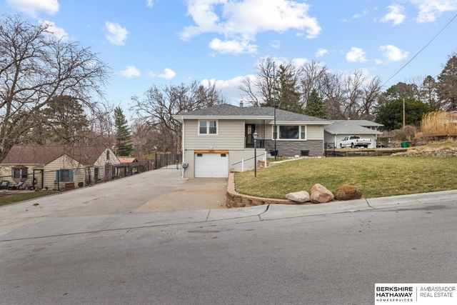 2408 Chandler Road E, Bellevue, NE 68005
