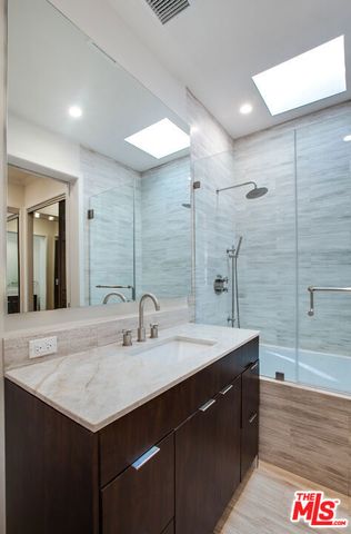 12320 MONTANA Avenue 303, Los Angeles, CA 90049