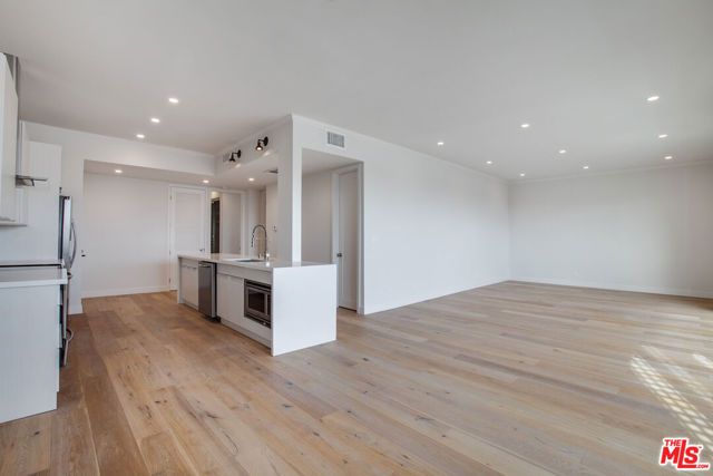 12320 MONTANA Avenue 303, Los Angeles, CA 90049