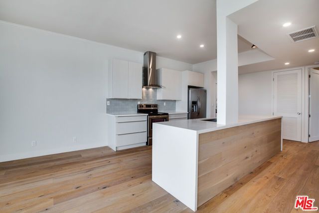 12320 MONTANA Avenue 303, Los Angeles, CA 90049