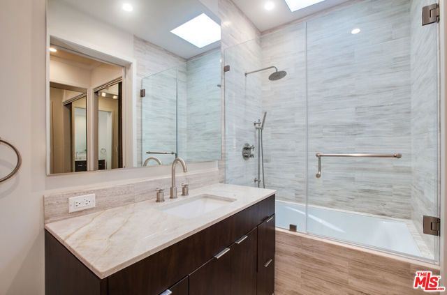 12320 MONTANA Avenue 303, Los Angeles, CA 90049