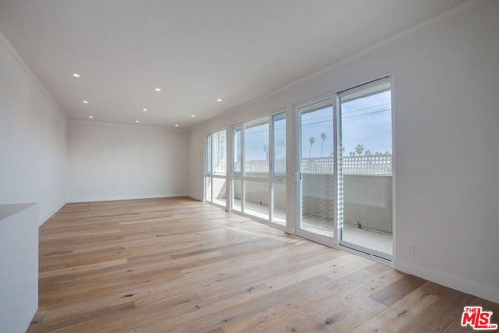 12320 MONTANA Avenue 303, Los Angeles, CA 90049