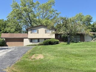 5135 S Menard DRIVE, New Berlin, WI 53151