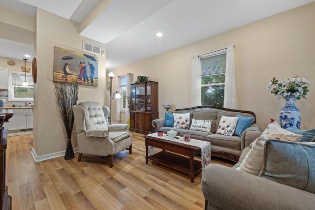 1221 N Main STREET, Racine, WI 53402