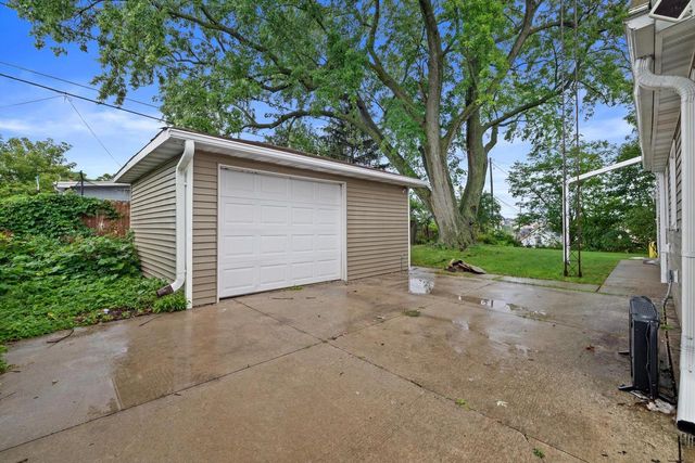 1221 N Main STREET, Racine, WI 53402