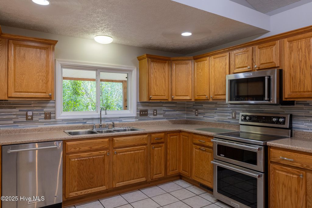 Image 12 of property listing at 161 Howard Lane, Swansboro, NC 28584