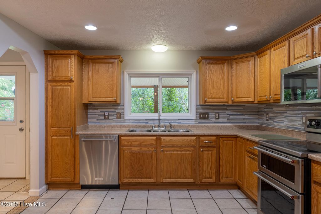 Image 13 of property listing at 161 Howard Lane, Swansboro, NC 28584