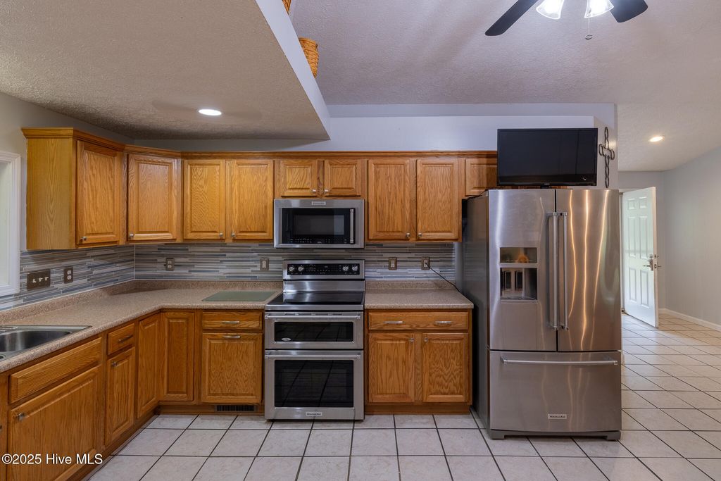 Image 14 of property listing at 161 Howard Lane, Swansboro, NC 28584