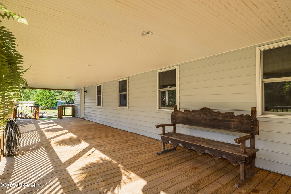 Image 4 of property listing at 161 Howard Lane, Swansboro, NC 28584