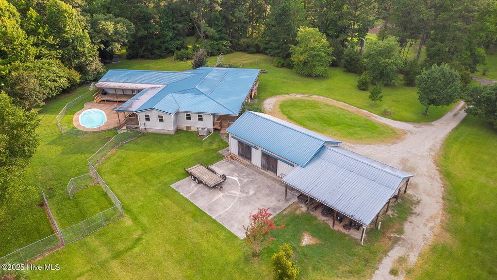 Image 8 of property listing at 161 Howard Lane, Swansboro, NC 28584