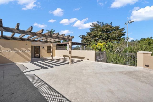 3471 Main Hwy 1240, Miami, FL 33133