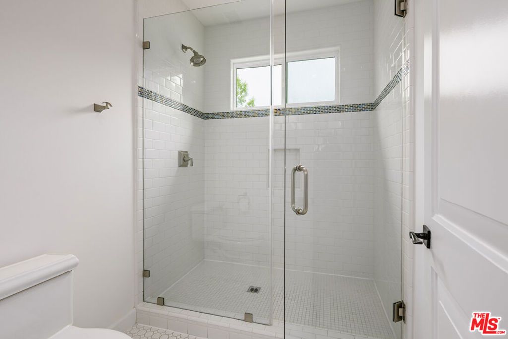 Image 10 of property listing at 2627 Castle Heights Place, Los Angeles, CA 90034