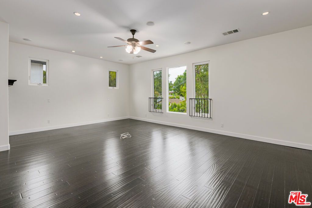 Image 11 of property listing at 2627 Castle Heights Place, Los Angeles, CA 90034