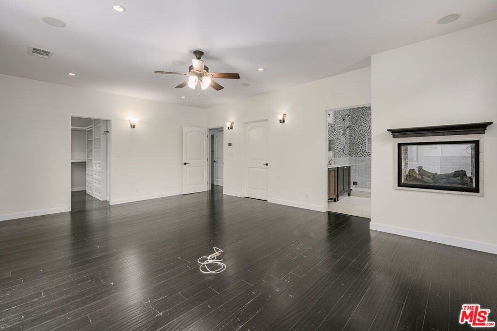 Image 12 of property listing at 2627 Castle Heights Place, Los Angeles, CA 90034