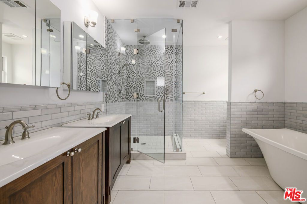 Image 13 of property listing at 2627 Castle Heights Place, Los Angeles, CA 90034