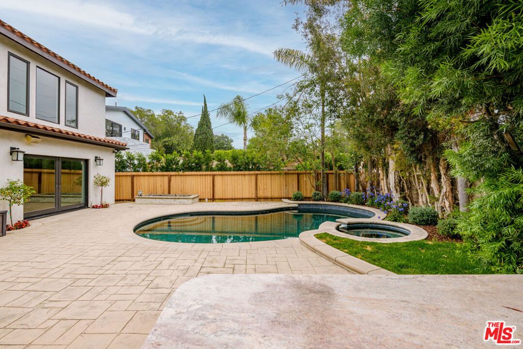 Image 3 of property listing at 2627 Castle Heights Place, Los Angeles, CA 90034