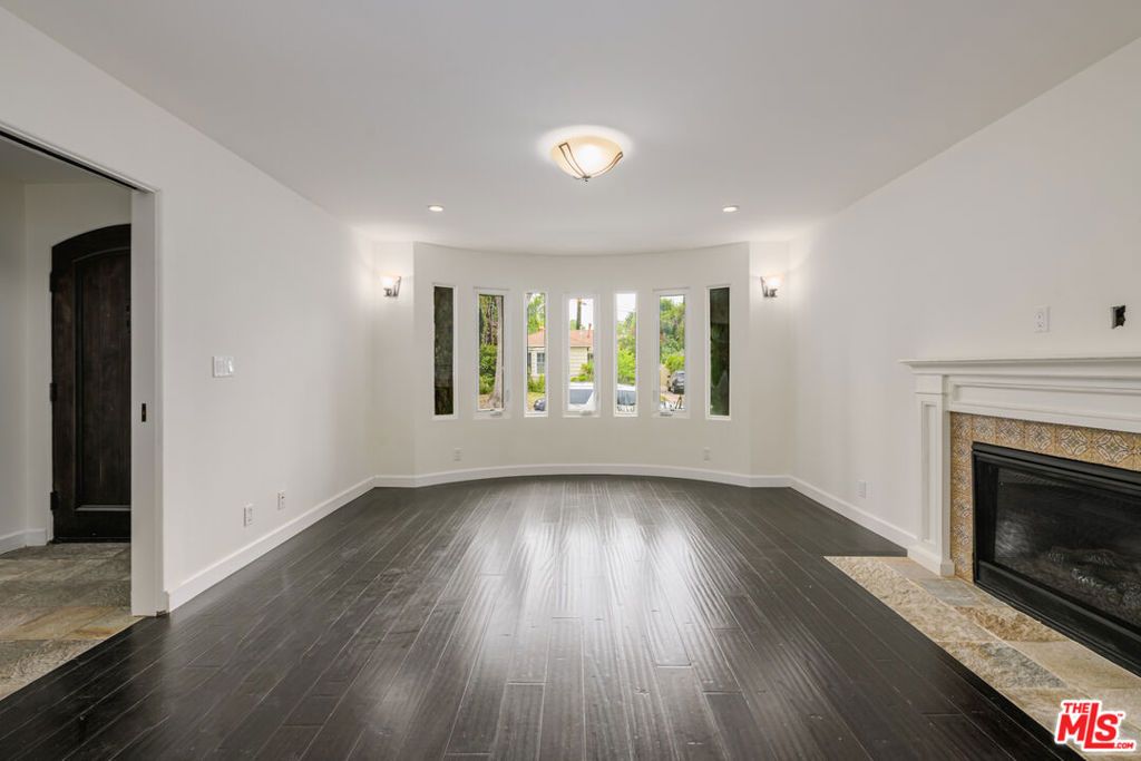 Image 4 of property listing at 2627 Castle Heights Place, Los Angeles, CA 90034