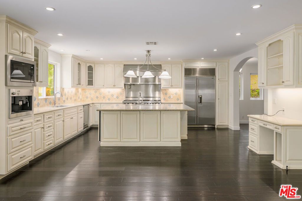 Image 5 of property listing at 2627 Castle Heights Place, Los Angeles, CA 90034